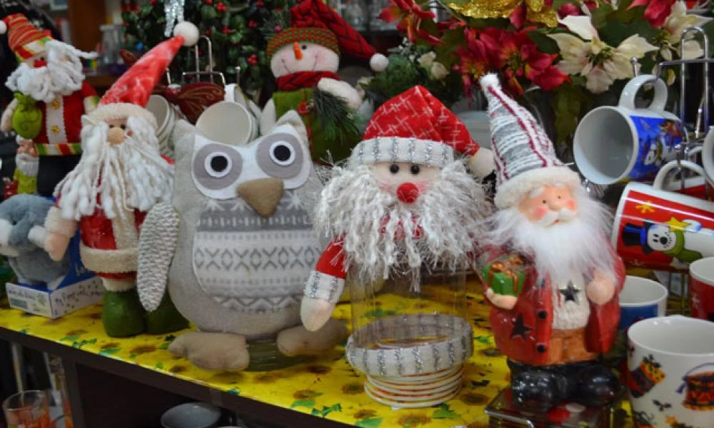 Τα Χριστουγεννιάτικα δεν πρόλαβαν να μπουν στις βιτρίνες